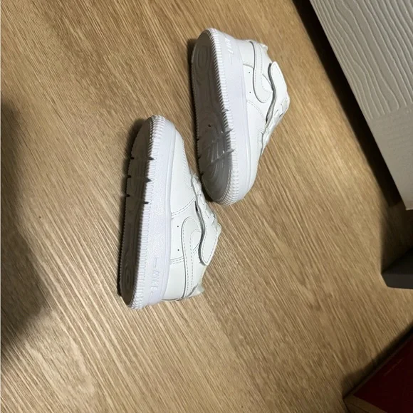 Classic White Kids' Sneakers with Padded Collar - Picture 2 of 4